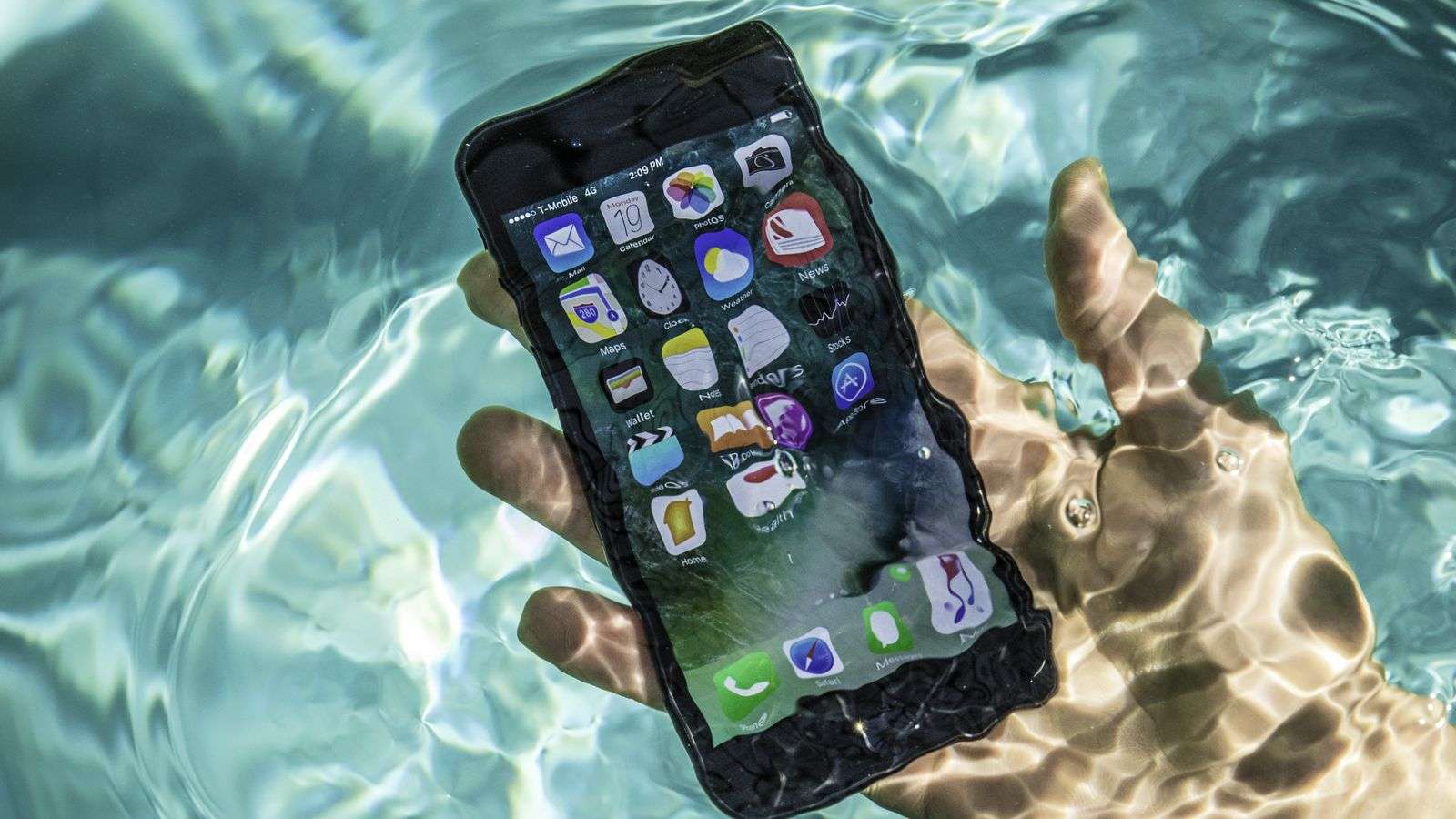 iPhone 7 Pool Tests Water Splash